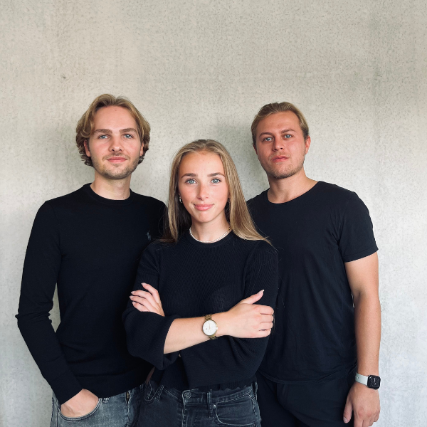 Die drei Gründer des Naturkosmetik Start-Ups leev&ju.